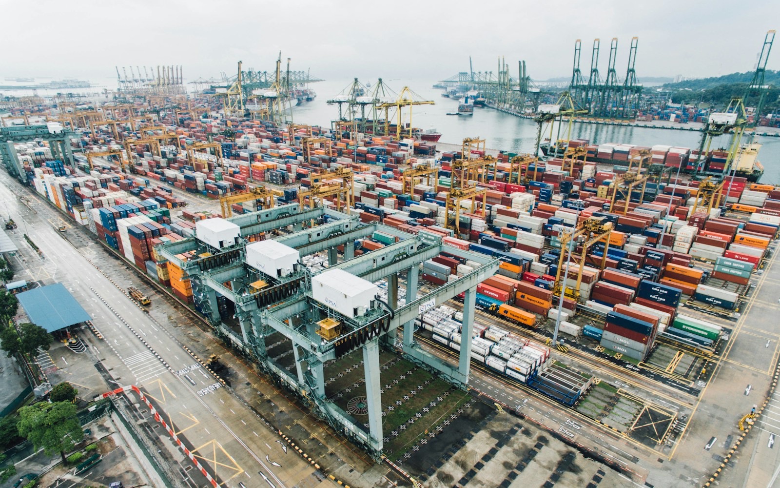 Terminal de contenedores y grúas — TMS multimodal MercuryGate/Infios vs expediente OCL