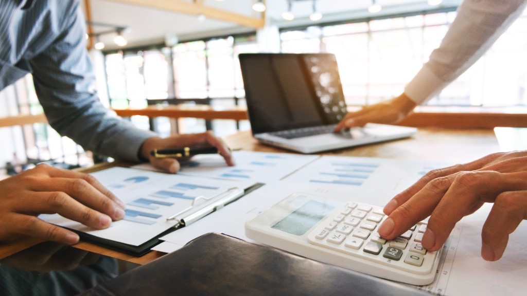Mesa de auditoría con reportes, calculadora y expediente de flete