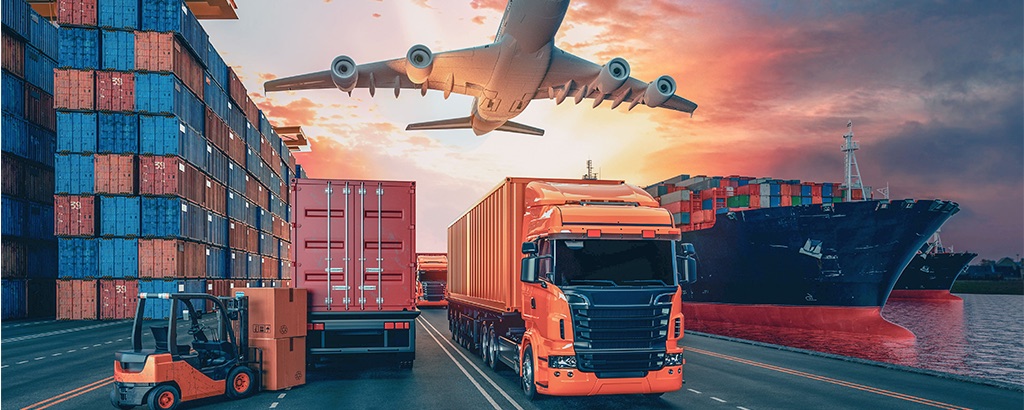Hub multimodal al atardecer: avión de carga, camiones, buque con contenedores y montacargas en puerto