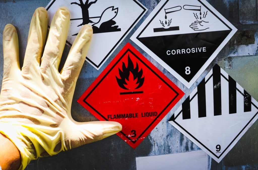 Etiquetas hazmat UN de material peligroso (clase 3 inflamable, 8 corrosivo, 9) en contenedor: Carta Porte 3.1