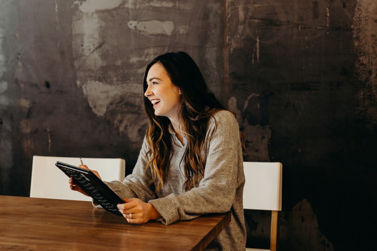 Líder en sesión de trabajo con tablet — misión, visión y valores como herramienta de gestión, no mural