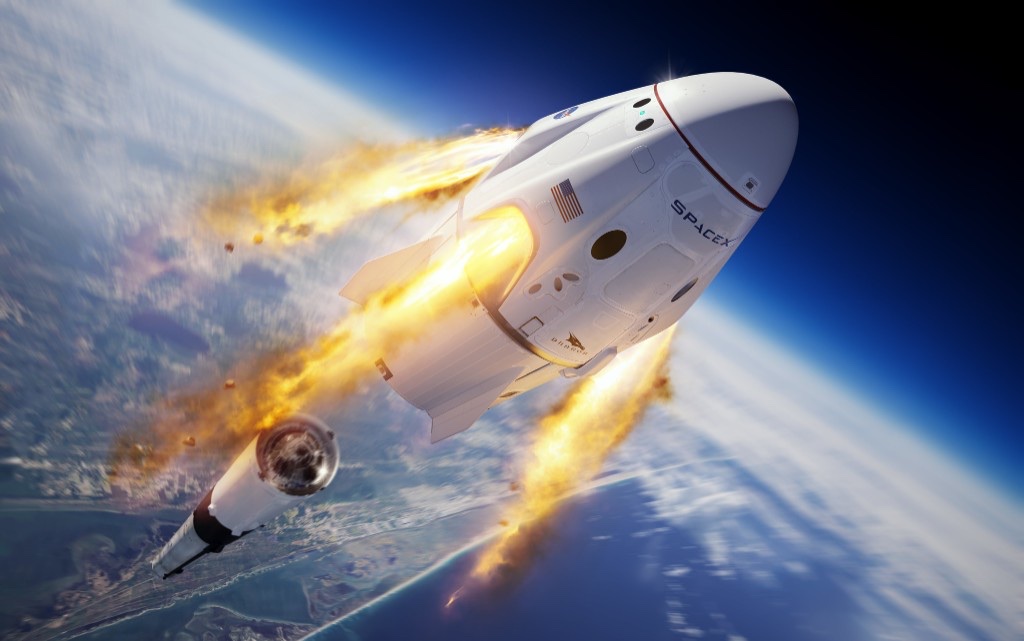 Cápsula SpaceX Crew Dragon en vuelo con propulsores SuperDraco encendidos sobre la curvatura de la Tierra