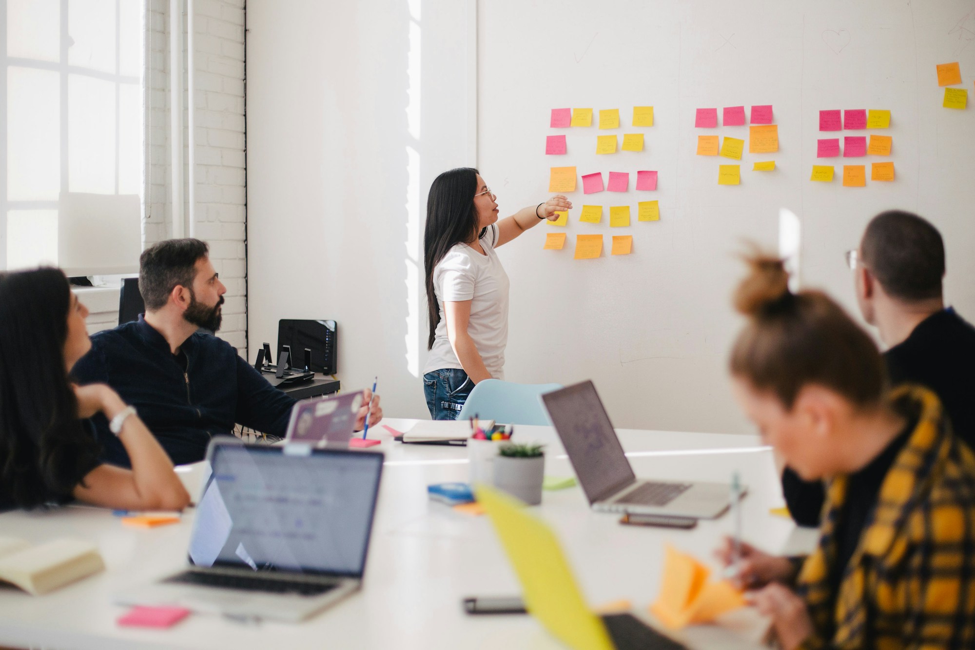 Equipo de trabajo evaluando opciones con post-its coloridos — proceso RFP para TMS