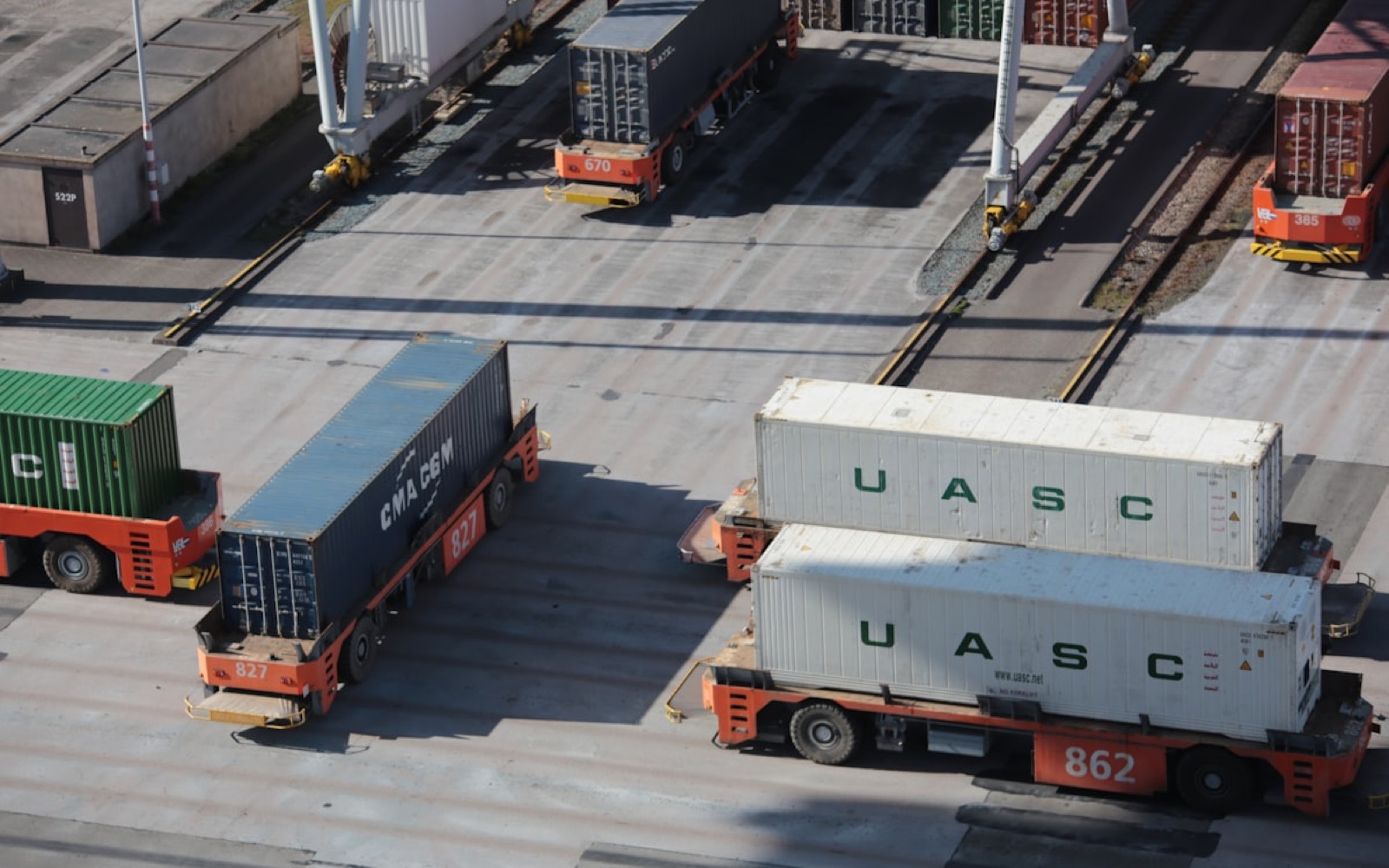 AGVs moviendo contenedores en terminal — suite Oracle TM vs ejecución de flete MX OCL
