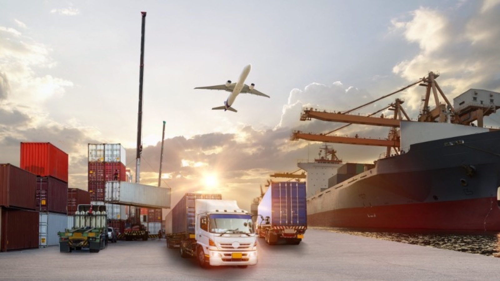 Hub multimodal al atardecer — camión, avión y buque: conciliación factura-viaje y Carta Porte