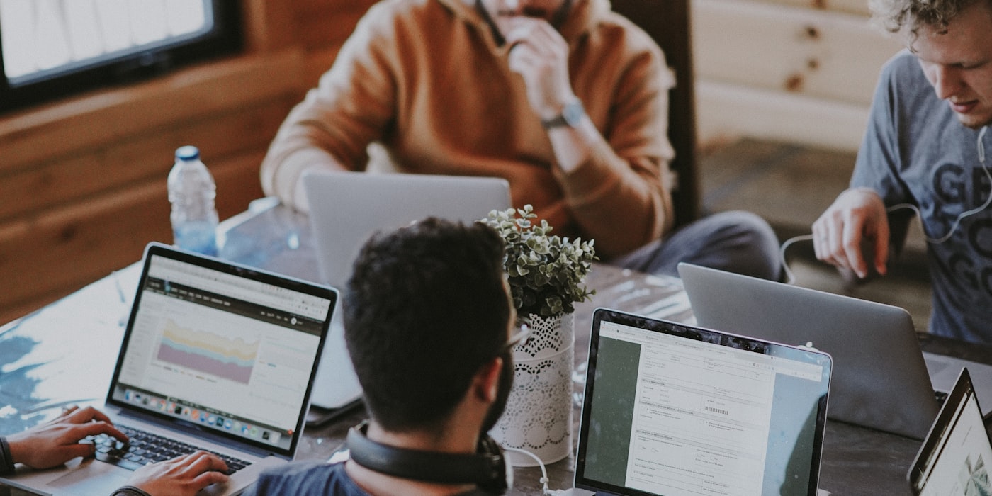Equipo de operaciones analizando métricas y formularios en laptops — técnica de los 5 porqués en logística