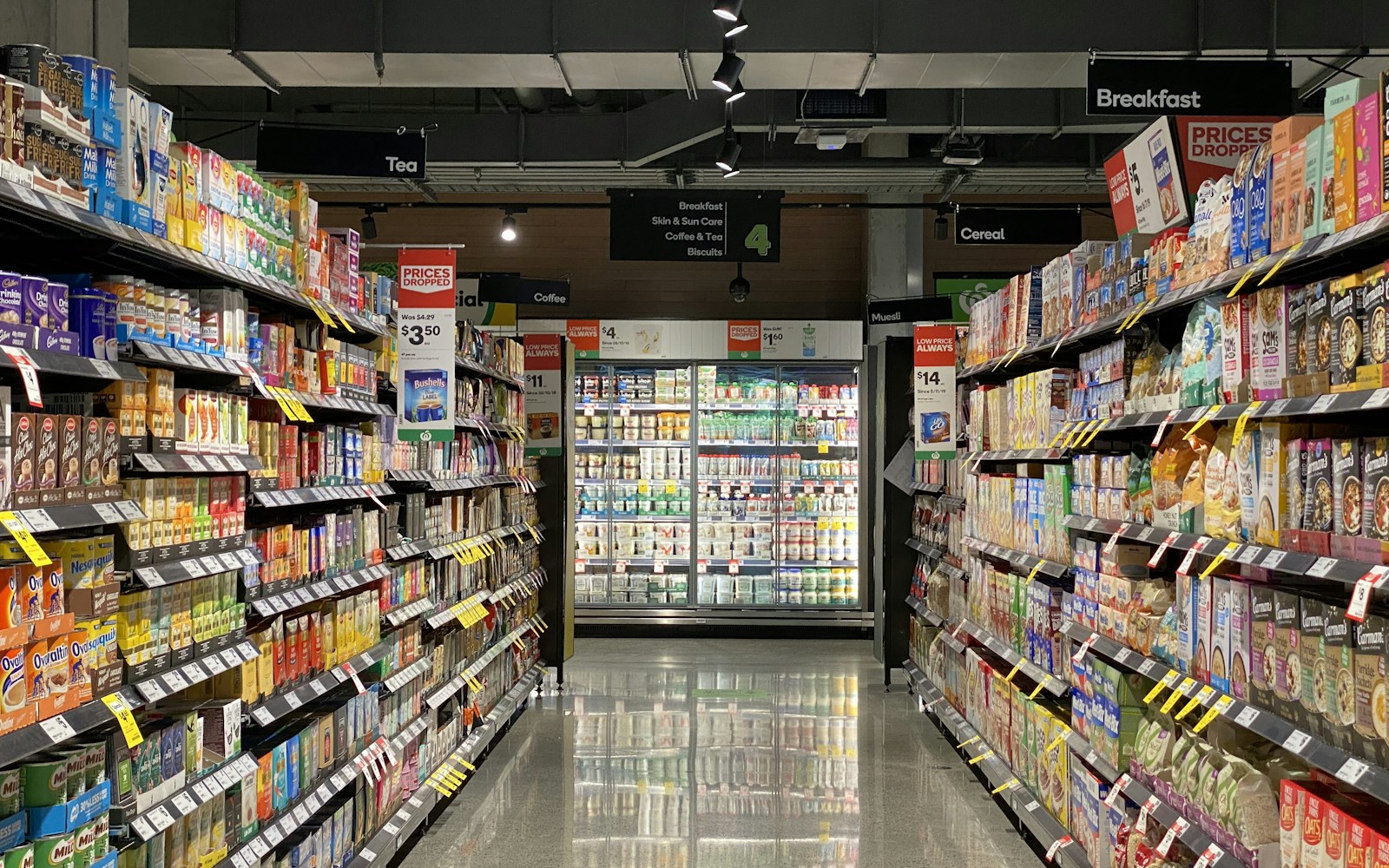 Anaquel de retail — orden perfecta exige servicio y documentación defendible