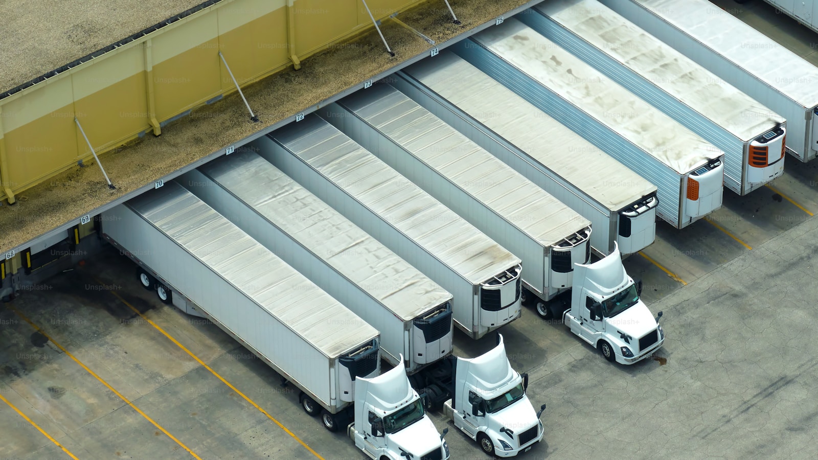 CEDIS dock with trailers unloading: delivery logistics that closes the trip file with POD