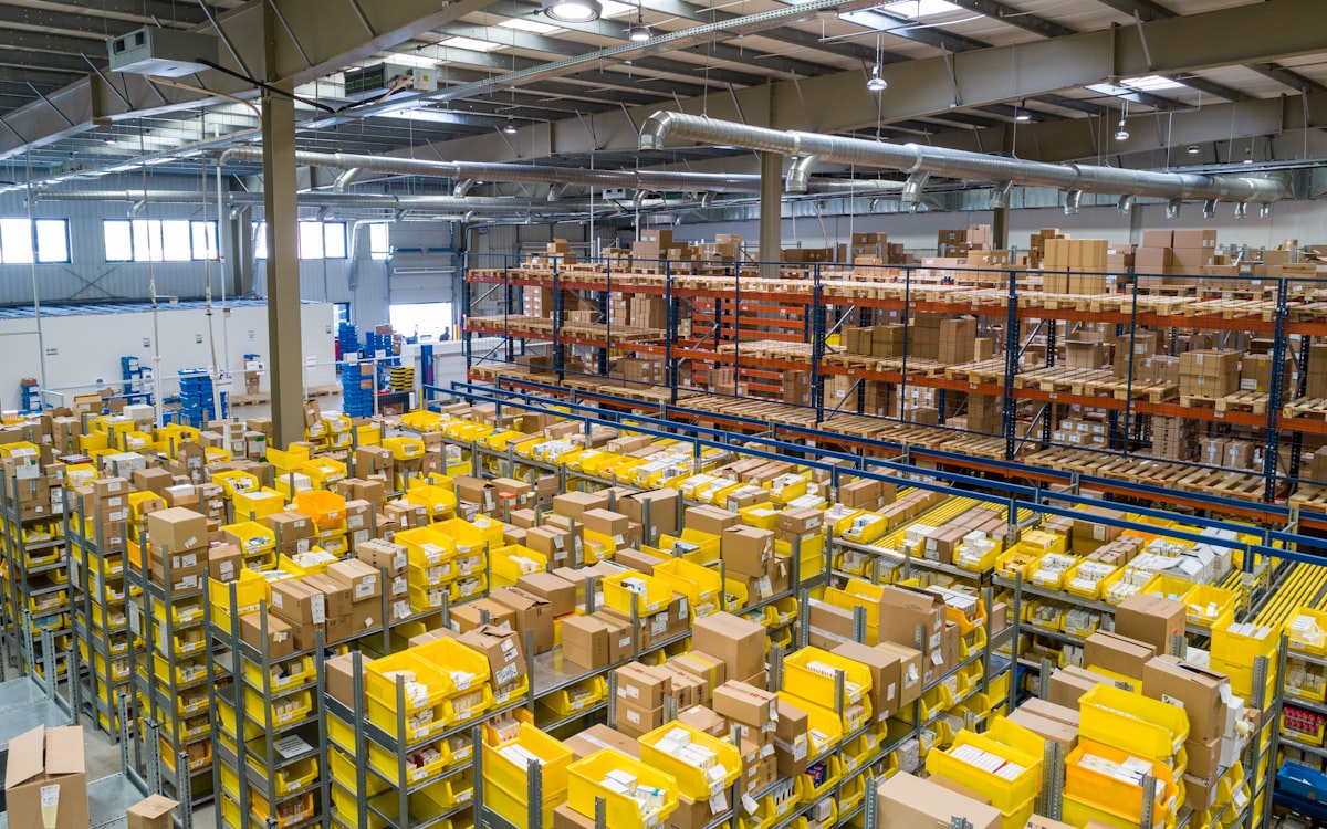 CEDIS aisle with yellow bins and racks: pick face before packing for freight