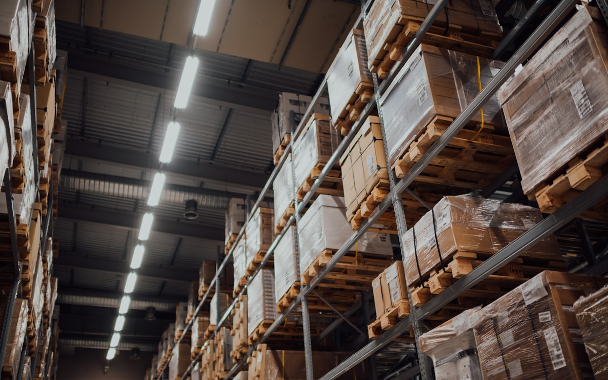 Pasillo de fulfillment/CEDIS: picking como extracción de SKU antes del packing