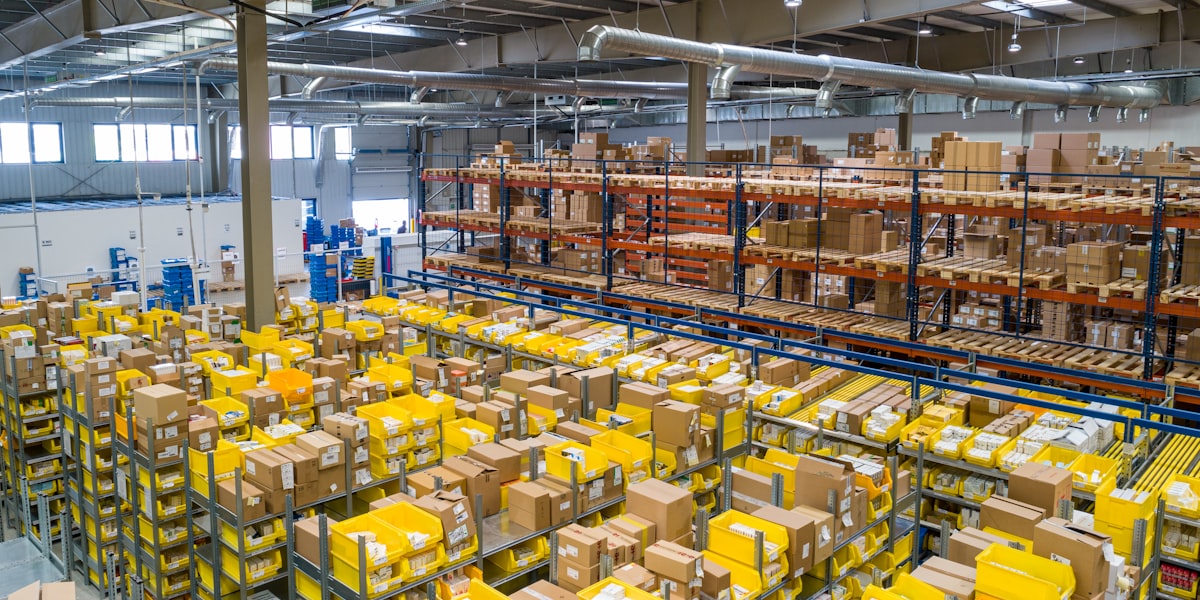 Rows of containers at a port terminal: Bill of Lading vs Waybill in ocean trade