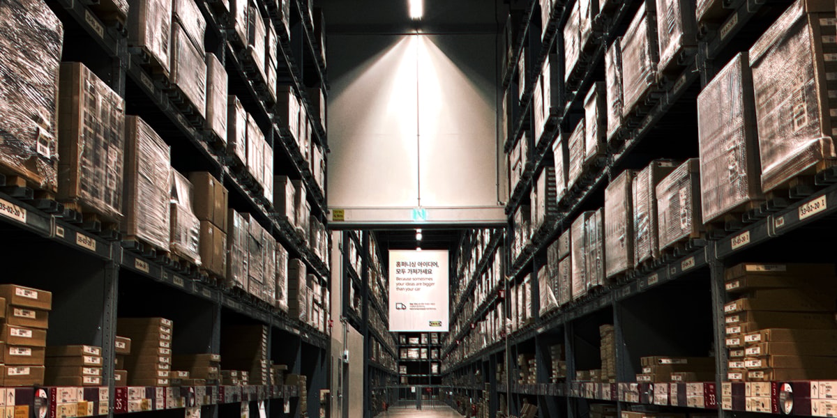 Racks de CEDIS con pallets: rotación de inventario y velocidad del stock
