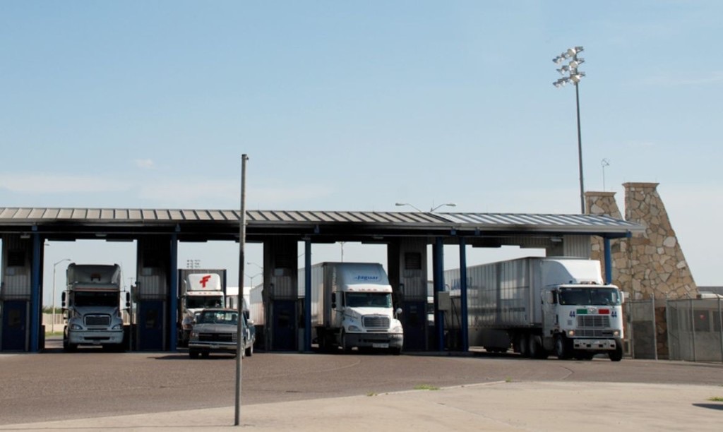 Camiones de carga en carriles de inspección en una garita fronteriza México–Estados Unidos: operadores y visas B1