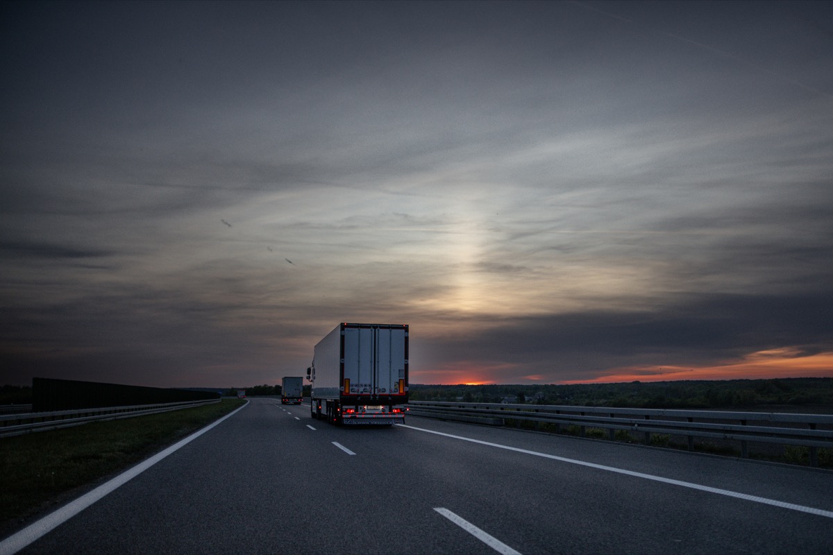 Caja seca en autopista al atardecer: flete terrestre CDMX a Monterrey