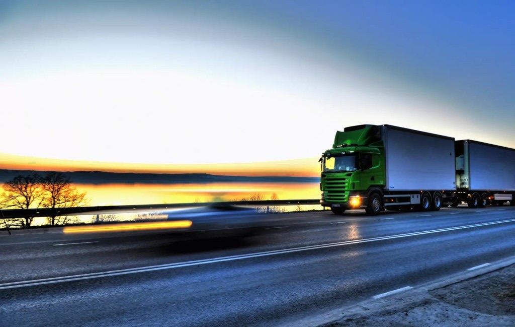 Flota de trailers al atardecer: registro en el TMS vs ejecución del viaje real