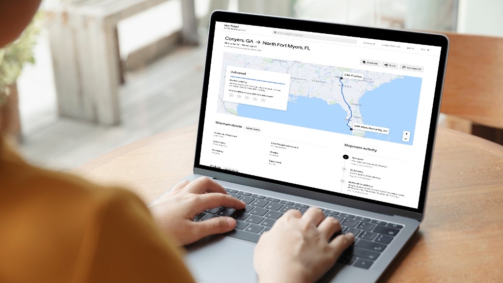 Tablero de seguimiento de embarques con mapa y estatus — monitoreo que alimenta el expediente