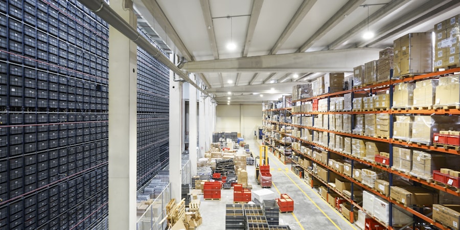 Interior de CEDIS con picking automatizado, racks de tarimas y zona de preparación en el pasillo
