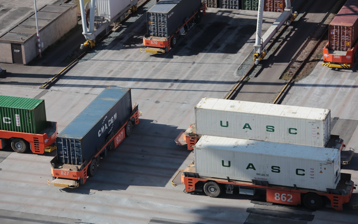 Patio portuario con contenedores en movimiento: días libres y reloj de terminal