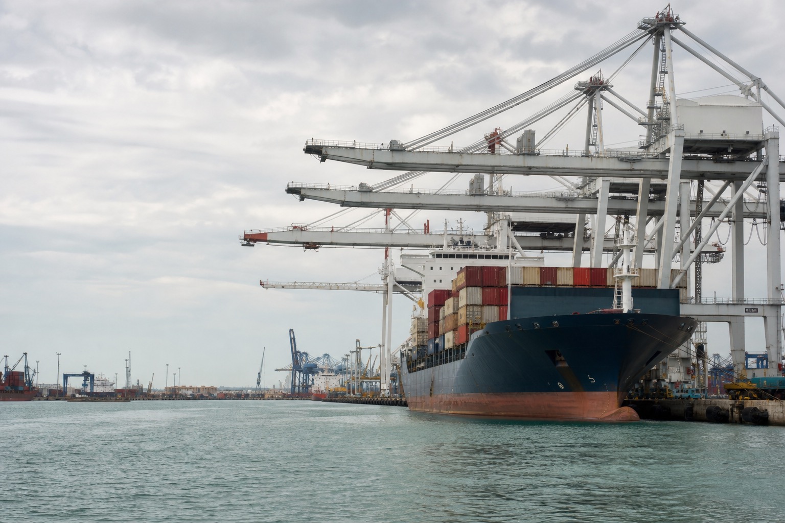 Muelle con grúas en puerto del Golfo: arrastre Veracruz a Ciudad de México