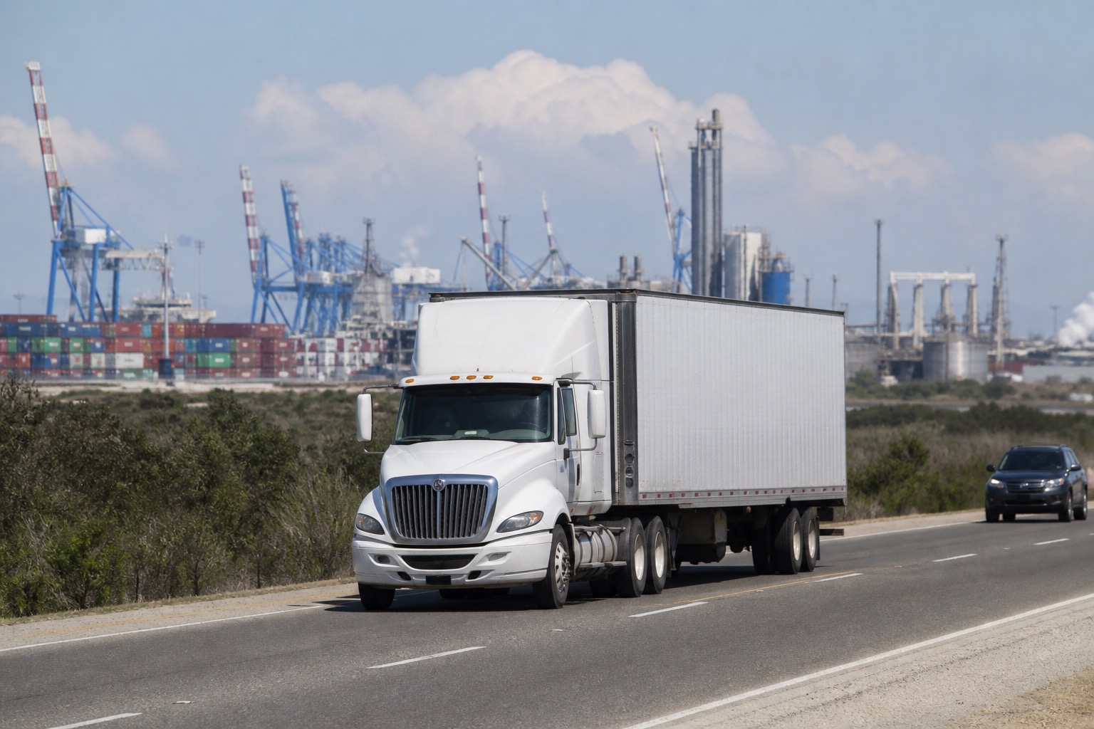 Tráiler saliendo de zona portuaria del noreste hacia Monterrey