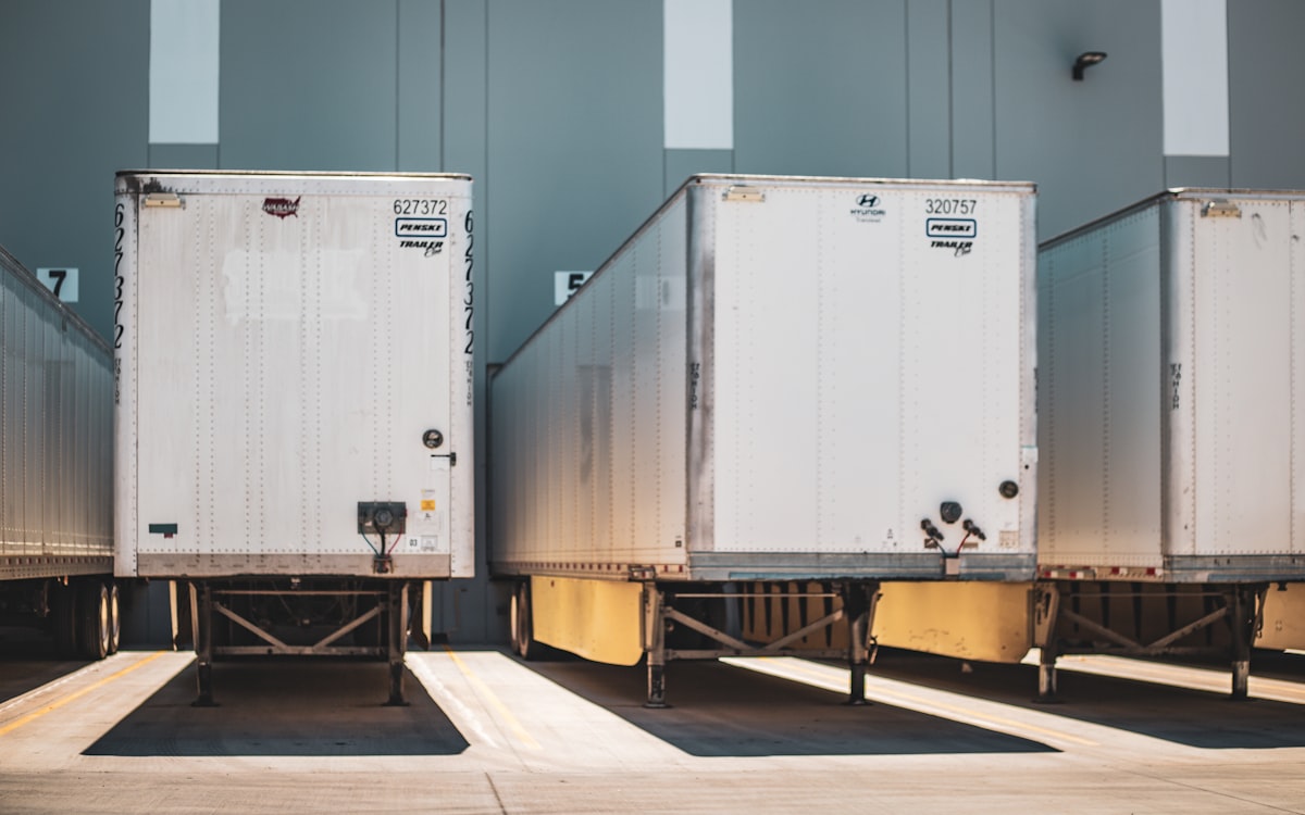 Fila de cajas secas 53 pies estacionadas en andén de patio CEDIS