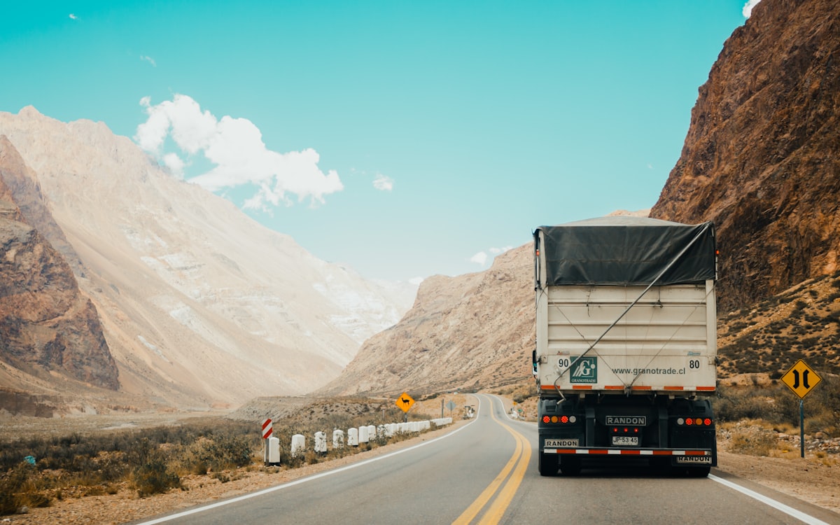 Tráiler en corredor de carga — el viaje que ancla el expediente