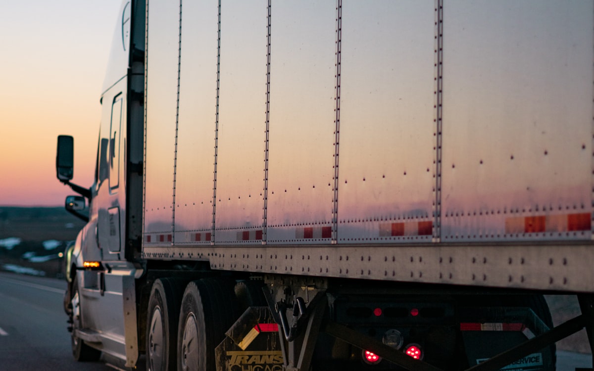 Tráiler en ruta al atardecer — la carga que el GPS debe probar